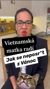 Chila Ta Thuy Instagram - Tady je pár dobře míněných rad od vietnamské matky. 😎 Tímto vám já i matka přejeme krásný Vánoce plné dobrého jídla a jiných požitků v náruči vašich milovaných (pokud je tedy neslavíte sólo, což je naprosto legitimní a rozhodně to z vás nedělá žádný loosery). Do komentářů mi můžete popsat svůj letošní vánoční shon, který snad máte touto dobou už za sebou, a za co jste vděčný tyhle Vánoce, protože nadávat můžete koneckonců po zbytek roku. 😀 #spetkachili #vietnamskamatkaradi #jakseneposratzvanoc #hezkyvanoce #ahojfriends #cuuus