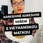 Chila Ta Thuy Instagram - Agresivně agresivní vaření s vietnamskou matkou. 😂🤌Do komentářů napište, co uděláte dneska pro svoji maminku vy, abyste ji nezklamali. 😂 Můžete ji koupit třeba moje shiitake pesto, který se mi jako jedna z mala věcí v životě povedlo. 🥲 zakupte si ho na e-shopu zivina.cz @zivina.cz #denmatek #spetkachili