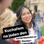 Chila Ta Thuy Instagram - Že práce v profesionální kuchyni není žádná procházka růžovou zahradou zjistíte už teď v nové řadě seriálu Medvěd na Disney . Nebojte, všichni si to moc užili a doteď se více méně kamaradime. Spíše méně… 😂 #disneypluscz #fxmedved #spetkachili