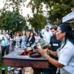 Chila Ta Thuy Instagram - Tak tohle jsem opravdu nečekala. A nemyslím to stylem Káji Gotta, ale stylem “cože, nevěděla jsem, že jsem/můžu být vůbec nominovaná.” Vždycky jsem si myslela, že jsem prostě divná tak trochu mimo foodblogerskou komunitu. Důkazem budiž moje nečekané odběhnutí v zástěře na schůdky, když zničehonic zaznělo moje jméno. 🌝 Nicméně o to větší radost to je! Mně tahle šílená práce baví, což je pro mě osobně největší výhra v životě, ale i kdybych svoje ego krotila devítiocasou kočkou, takové uznání samozřejmě udělá velkou radost. 😌 Ale zároveň si uvedomuju i v tý euforii, že bez svého týmu, který se mi stará o to, abych nebyla nespolehlivej živořící kreativec, a bez vás a vaší energie a podpory by to vlastně celý stejně nikdy nadávalo smysl. I kdyby mě to bavilo sebevíc. Takže díky moc hlavně vám. A samozřejmě i @foodblogroku za krásnou akci a za ocenění. ❤️☺️ A samozřejmě srdíčko musím poslat i mojí milované @zivina.cz, se kterou jsem se tam včera potila u grilu a která se mnou sdílí moje radosti a starosti už rok! ❤️🫶🏻
