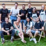 Chila Ta Thuy Instagram - Tak tohle jsem opravdu nečekala. A nemyslím to stylem Káji Gotta, ale stylem “cože, nevěděla jsem, že jsem/můžu být vůbec nominovaná.” Vždycky jsem si myslela, že jsem prostě divná tak trochu mimo foodblogerskou komunitu. Důkazem budiž moje nečekané odběhnutí v zástěře na schůdky, když zničehonic zaznělo moje jméno. 🌝 Nicméně o to větší radost to je! Mně tahle šílená práce baví, což je pro mě osobně největší výhra v životě, ale i kdybych svoje ego krotila devítiocasou kočkou, takové uznání samozřejmě udělá velkou radost. 😌 Ale zároveň si uvedomuju i v tý euforii, že bez svého týmu, který se mi stará o to, abych nebyla nespolehlivej živořící kreativec, a bez vás a vaší energie a podpory by to vlastně celý stejně nikdy nadávalo smysl. I kdyby mě to bavilo sebevíc. Takže díky moc hlavně vám. A samozřejmě i @foodblogroku za krásnou akci a za ocenění. ❤️☺️ A samozřejmě srdíčko musím poslat i mojí milované @zivina.cz, se kterou jsem se tam včera potila u grilu a která se mnou sdílí moje radosti a starosti už rok! ❤️🫶🏻