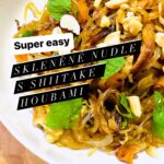 Chila Ta Thuy Instagram - ⁣Ano, další nudlový recept, abyste neřekli, že ignoruju vaše prosby! 😏 ⠀ ⠀ Je čas se seznámit s shiitake houbami. Tyhle houbičky jsou super aromatické a stačí vám jen pár kusů k tomu, abyste dochutili nudle nebo povznesení jakoukoliv zeleninu na pánvi o úroveň výš. Jejich nálev je taky velmi koncentrovaný a představuje skvělé umami ochucovadlo do polévek nebo vývarů. ⠀ ⠀ Pokud nemáte čas houby namáčet přes noc, vždycky to můžete zkrátit horkou vodou, ale nebudou tak aromatický jako při dlouhém studeném namáčení. Skleněný nudle byste taky měli alespoň jednou za život vyzkoušet. Mají mnohem osobitější konzistenci než rýžové a obzvlášť se shiitake houbami tvoří dokonalej pár! Jen nezapomeňte čas vaření zkrátit o minutu a hodit je na panev až v poslední chvíli. Rozvařený nudle to totiž všechno můžou pokazit. Pokud chcete dělat jenom závitky, klidně do nich můžete dát všechny suroviny v syrovém stavu, ochucené stejným dressingem. Jen pak musíte být extra štědří s olejem. 😎 ⠀ Obojí byste měli sehnat ve vietnamské večerce. Pokud je tam nemají, ukažte jim tohle video nebo jim řeknete tohle: Cháu chào bác, cháu có thể đạt nắm hương và miễn ở nhà bác không ạh?” #spetkachili #vegannudle #vegan #sklenenenudle #shitake #shiitakehouby