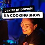 Chila Ta Thuy Instagram - Pokud chcete být profi kuchařem, snad vás tohle video odradí. 😅😅 Dělám si legraci, je to náročná, ale krásná práce a upřímně ji vděčím za krásné zážitky, i když mě to občas fyzicky ničí. 😀    Děkuju @ploom.cz za tuhle fantastickou příležitost. Vždycky když mám z nějaké výzvy strach, tak vím, že mě zároveň posune o kousek dál. Navíc mě tak hrozně baví mít zadání a kreativně se něm vyřádit.     A samozřejmě děkuji hlavně svému týmu, nejvíc @ondrej.hutnik a @petrpejrimovsky , kteří do toho šli se mnou a se kterými jsme menu vytvořili. Bez nich bych to nedala a bez zbytku našeho dream týmu taky ne @chefmartinponka @filipvasata. Kluci dokonce zavřeli svůj @lucnipenzion na jeden den, aby nám přišli pomoct na akci. 🙏     Pokud vás to zajímá, tady je podrobný popis našeho MENU:  Máta: Thai beef salát se sous-vide roastbeefem, zelenou papájou, zeleným mangem a mátovým dressingem    Tabák: Napařovaný bao bun s marinovaným bůčkem, majonézou z kešu oříšků, avokáda a limetky, drobénka z uzených kešu oříšků s chilli karamelem s vypečenou vepřovou kůží, na místě jsme vše udili, aby mělo jidlo nádech tabáku     Hruška: Hruškové pyré s miso pastou, steak z hlívy královské, hruškový gel, hruškový prach, salát z hrušky nashi, bylinkový olej     Lesní plody: pusinky z pyré z lesních plodů a medu, dělalo se na místě v tekutém dusíku. Pyré se našlehalo v espumě a pak rovnou střídalo do dusíku. Taky jsme na místě mrazili čerstvé bobule a sypali ho rozdrcenné na pusinky. #ploomx #ploomcz #ploomtrulyunique
