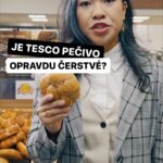 Chila Ta Thuy Instagram - Skutečně se v Tesco pekárně peče, nebo se jedná jen o rafinované divadlo s herci v kostýmech pekaře? Štáb Knedl TV se vydal hledat odpověď přímo do útrob Tesco pekárny. I přes sponzorský dar od Tesco zůstává naše reportáž naprosto nestranná. Nicméně během natáčení nebylo žádnému pečivu ublíženo.    #tesco #tescobakery #knedltv #spetkachili #placenaspoluprace