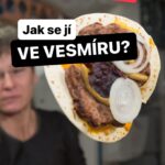 Chila Ta Thuy Instagram - Jak vidíte, být kosmonautem není žádná sláva. Vesmír je sice fascinující, ale jste uvězněni na palubě s cizími lidmi až půl roku a po celou dobu jíte předraženou krabičkovou dietu. Vesmírná strava vás tedy na vesmír úplně nevystřelí. Děkujeme panu Suchanovi z @astronomickyustav za spolupráci. Opravdu se nejednalo o herce. Děkujeme rovněž @akademievedcr za spolupráci a za poslání telefonního čísla na pana Suchana! Pokud nám to budget dovolí, budeme reportáží s českými vědci dělat víc. 😌 #knedltv #astronomickyustavcr #akademievedcr #spetkachili