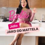 Chila Ta Thuy Instagram - ⁣Jídlo jak od Mattela. 🥲⠀ ⠀ Do komentářů napište, jaká byla vaše první Barbie, nebo pokud na vás rodiče šetřili jako na mně, pak napište, jakou Barbie byste si vybrali teď? 🌝🌝🌝 Závěrečný Barbie outfit je od @prague_harpies 😎 #spetkachili #barbie #barbiemovie #ruzovyjidlo #finedining #jakodmattela #pinkaf #blacksoul #pinkfood #vege ⠀ ⁣