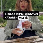 Chila Ta Thuy Instagram - Ty stolky jsou křehčí než moje mentální zdraví. 🥲Za všechny ty flatwhity za 90 Kč, limonády v zavařovačce za 70 Kč a “objednává se u baru” si snad zasloužíme stabilní sezení. 👀#hispterskakavarna #spetkachili