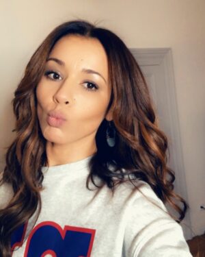 Chimène Badi Instagram - VOUS ME MANQUEZ !!! Hâte de vous retrouver !! Prenez bien soin de vous surtout !! ♥️🤲🏽
