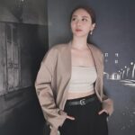 Chin-Lan Chang Instagram - @chanelofficial 開心跟 @catherinemien 一起忙裡偷閒🤤 懂精品的人帶看就是不一樣呢✨ Chanel每件衣服的鈕扣都不一樣 還有自己的鈕扣工廠😍 從荷葉邊到現在的風格 都有女性的溫柔也有中性的獨特 品牌色也是我最喜歡的黑白米🖤🤍🤎 好喜歡帥美路線😚 看完好想剪超短髮（咦？