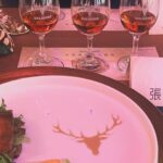 Chin-Lan Chang Instagram - @thedalmoretaiwan 很榮幸聽到傳奇釀酒師 Richard Paterson本人幽默及優雅的分享✨ 十年磨一劍，從八歲就開啟跟威士忌的緣分 努力做好一件事的人總是活得閃閃發光💖 每次看到女生喝威士忌🥃都覺得特別帥啊😍 很開心同時可以品酩「大摩雙擘築光藝境」一系列三款經典，覺得食物與甜點搭配的也極度用心🫶🏻 #Dalmore #TheDalmore #大摩單一麥芽蘇格蘭威士忌 #大摩雙擘築光藝境 #大摩築光大師系列NO2 #The_Luminary_Series 👗/ @aliceandolivia @aliceandolivia_tw