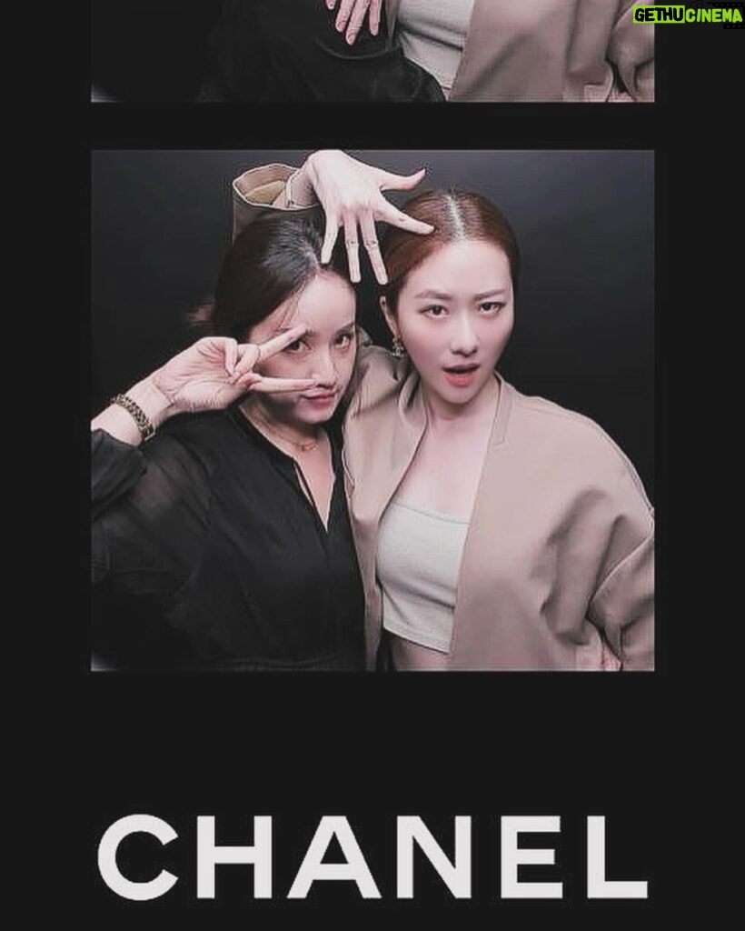 Chin-Lan Chang Instagram - @chanelofficial 開心跟 @catherinemien 一起忙裡偷閒🤤 懂精品的人帶看就是不一樣呢✨ Chanel每件衣服的鈕扣都不一樣 還有自己的鈕扣工廠😍 從荷葉邊到現在的風格 都有女性的溫柔也有中性的獨特 品牌色也是我最喜歡的黑白米🖤🤍🤎 好喜歡帥美路線😚 看完好想剪超短髮（咦？