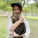 Chin-Lan Chang Instagram - @chachababy_didi 平常沒有帶兩貓出門 都跟他們說我出門是幫他們找食物 每次在進家門之前 都會拿好放在門口的罐頭 開門的瞬間拿給兩貓看 他們就會露出崇拜跟充滿愛心的眼神🤣😍 這次帶弟弟去公園野餐 剛開始他很緊張只敢踏出一隻腳 後來我抱在身上感覺放鬆很多 開始充滿好奇心的聞樹幹 感覺弟弟很開心🥹 平常他喜歡我在家抱著他聞外套 他第一次來公園也有點小緊張 不安分的大拇指還扣著我的肩膀😂 沒事的～媽媽愛你唷🥹✨ （沒帶baby出門因為他腳腳不方便）
