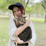 Chin-Lan Chang Instagram - @chachababy_didi 平常沒有帶兩貓出門 都跟他們說我出門是幫他們找食物 每次在進家門之前 都會拿好放在門口的罐頭 開門的瞬間拿給兩貓看 他們就會露出崇拜跟充滿愛心的眼神🤣😍 這次帶弟弟去公園野餐 剛開始他很緊張只敢踏出一隻腳 後來我抱在身上感覺放鬆很多 開始充滿好奇心的聞樹幹 感覺弟弟很開心🥹 平常他喜歡我在家抱著他聞外套 他第一次來公園也有點小緊張 不安分的大拇指還扣著我的肩膀😂 沒事的～媽媽愛你唷🥹✨ （沒帶baby出門因為他腳腳不方便）