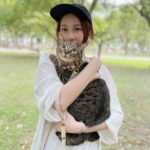 Chin-Lan Chang Instagram - @chachababy_didi 平常沒有帶兩貓出門 都跟他們說我出門是幫他們找食物 每次在進家門之前 都會拿好放在門口的罐頭 開門的瞬間拿給兩貓看 他們就會露出崇拜跟充滿愛心的眼神🤣😍 這次帶弟弟去公園野餐 剛開始他很緊張只敢踏出一隻腳 後來我抱在身上感覺放鬆很多 開始充滿好奇心的聞樹幹 感覺弟弟很開心🥹 平常他喜歡我在家抱著他聞外套 他第一次來公園也有點小緊張 不安分的大拇指還扣著我的肩膀😂 沒事的～媽媽愛你唷🥹✨ （沒帶baby出門因為他腳腳不方便）