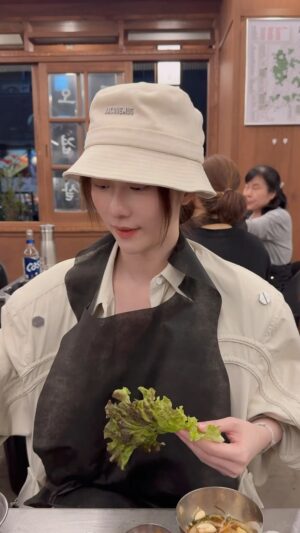 Chin-Lan Chang Instagram - -
示範一秒生菜包肉 🥬🥩