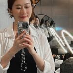 Chin-Lan Chang Instagram - @menomeno_official @go.uncanny menomeno在忠泰快閃啦🖤很喜歡這次藝文的模式✨ 這次的概念店主題：『 Each of us is a planet. − 每個人都是一顆星球』🪐 我一直覺得～每個人其實都像一顆星球，星球有自己的特色跟運行的軌道，星球不羨慕別人、也不需要跟別人比較、展現個人獨特、有自己的速度、不管星球跟星球軌跡的結合或是分離，其實也都是宇宙的日常，「個人獨特」一直也是menomeno想要表達的。 也呼應展覽中《逃離》、《孤獨相伴》兩大主題，展現⼈類⼼理孤獨卻又相互依存的關係，連結menomeno『self care』自我關愛的理念價值✨ 為了帶大家《逃離》，現場有為了這次展覽特別製作的限量「太空旅行銀色小包」，超可愛😍而且是太空衣一樣的泰維克材質。也讓大家有《孤獨相伴》的感受，站在指定位子拍照，可以拍到6個自己喔！（歡迎來PK看誰比我多🤣） 除了主題概念店之外，也歡迎大家可以去現場看 《文明：當代生活啟示錄》攝影展🩶 這是全球巡迴7座城市、吸引超過27萬人次觀賞的《文明：當代生活啟示錄》國際巡迴藝術展✨ - m̄enom̄eno期間限定概念店 x 明日製作所 地點｜忠泰樂生活3F Uncanny衛星展區 (台北市中山區樂群三路200號3F) 展期｜2024.5.18(六)-2024.06.30(日) 時間｜11:00-21:30 #menomeno #明日製作所 #uncanny #忠泰樂生活
