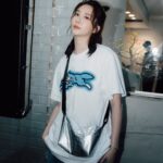 Chin-Lan Chang Instagram - - 我就是個每天都會把自己搞到很忙的女子💙 有時間就想要自己搞懂所有事情 想要盡可能的了解跟學習 想要追求卓越 我真的完全不羨慕那種很悠哉的人 也不在乎別人炫耀自己吃了什麼去了哪裡 看到別人說自己賺多少生活多棒也完全不羨慕 如果要說嚮往跟想學習的對象 應該是那些在自己宇宙中把自己活很好的人 把自己活好是一種能力 （是活很好 不是過很爽 這兩個有差） 我有我熱愛的人事物 我有我的節奏 我專心在我的節奏裡 過著我熱愛的日子 #每個人都是一個星球🪐 👕/ @bbcicecream_tw @klassiceyewear @bbcicecream 👖/ @namesak3 💼/ @menomeno_official 📷/ @jack_fixie
