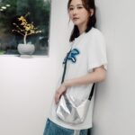 Chin-Lan Chang Instagram - - 我就是個每天都會把自己搞到很忙的女子💙 有時間就想要自己搞懂所有事情 想要盡可能的了解跟學習 想要追求卓越 我真的完全不羨慕那種很悠哉的人 也不在乎別人炫耀自己吃了什麼去了哪裡 看到別人說自己賺多少生活多棒也完全不羨慕 如果要說嚮往跟想學習的對象 應該是那些在自己宇宙中把自己活很好的人 把自己活好是一種能力 （是活很好 不是過很爽 這兩個有差） 我有我熱愛的人事物 我有我的節奏 我專心在我的節奏裡 過著我熱愛的日子 #每個人都是一個星球🪐 👕/ @bbcicecream_tw @klassiceyewear @bbcicecream 👖/ @namesak3 💼/ @menomeno_official 📷/ @jack_fixie
