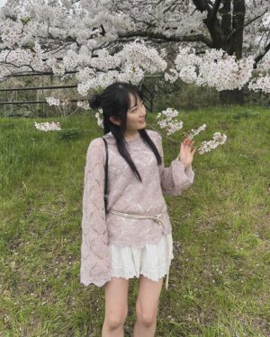 Chisaki Morito Instagram - 🌸
　
やっと春〜
　
ピンクのお洋服とっても珍しいです！笑
でも春っぽくて可愛いいいい
　
　

ぽんちゃんと久しぶりにおさんぽ🐾
　
　
#春服 
#ちさきふく 
#ピンクニット 
#spezial 
#adidas
#桜 
#愛犬と散歩