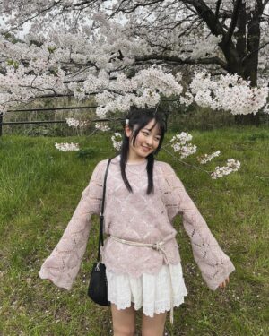 Chisaki Morito Instagram - 🌸
　
やっと春〜
　
ピンクのお洋服とっても珍しいです！笑
でも春っぽくて可愛いいいい
　
　

ぽんちゃんと久しぶりにおさんぽ🐾
　
　
#春服 
#ちさきふく 
#ピンクニット 
#spezial 
#adidas
#桜 
#愛犬と散歩