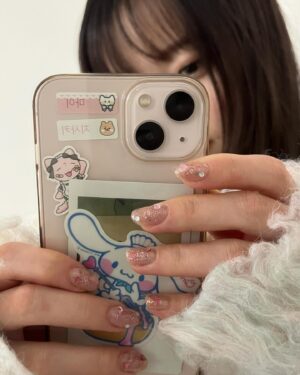 Chisaki Morito Instagram - どうにかしてこのかわいいかわいいネイルをアピールしたい女です！！
　
　
え、可愛すぎる。って何回もなってる！自分でやったのに。笑
　
　
　
ネイルだけもなんなのでとりあえずちょっと前に流行ってた？撮り方の写真も載せておきますね、えへへ🫠笑笑
　
　
　
#セルフネイル 
#春ネイル 
#ピンクネイル 
#ラメネイル 
#シナモンと一緒