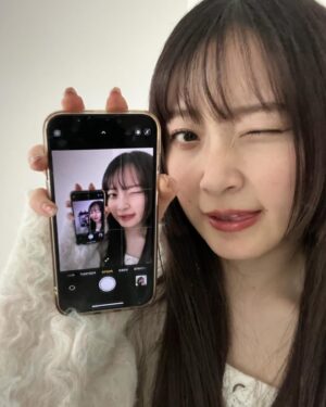 Chisaki Morito Instagram - どうにかしてこのかわいいかわいいネイルをアピールしたい女です！！
　
　
え、可愛すぎる。って何回もなってる！自分でやったのに。笑
　
　
　
ネイルだけもなんなのでとりあえずちょっと前に流行ってた？撮り方の写真も載せておきますね、えへへ🫠笑笑
　
　
　
#セルフネイル 
#春ネイル 
#ピンクネイル 
#ラメネイル 
#シナモンと一緒