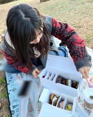 Chisaki Morito Instagram - 🍀
　
　　
　
先日佐藤さんとお出かけしました！
　
　
お外で食べよってなったのでピクニック気分🧺笑
佐藤さんかわいくて面白くて楽しかったです💕笑笑
　
　

　
　
#佐藤優樹 さん
#ドーナツ 
#おいしかった 
#ピクニック