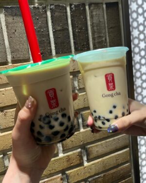 Chisaki Morito Instagram - 🧋
　
この前ついに一緒に#たぴチャージ することができました💕笑
　
記念にご報告です笑
　
　
タピオカ素人の私とは違って、写真の撮り方もさすがプロ！という感じでした！！！

　
#タピオカ #プロ #小関舞 ちゃん#さすが #ストローさす前がポイント #ゴンチャ