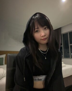 Chisaki Morito Instagram - 髪暗く染めたしめっちゃ黒🖤
　
　
#ヘアカラー 
#暗髪 
#ちょっと紫