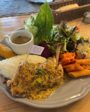 Chisaki Morito Instagram - *
 
 
可愛かったカフェ☕️
　
ランチ食べたんだけど野菜大好きなので野菜のボリューム満点で最高だし、クマのカフェラテも可愛くてついオーダーしちゃった🧸💕
　
　
#地元観光 #栃木県 #栃木市 #栃木市カフェ #栃木カフェ #cafeno3 #ootd #ピンクコーデ #ちさきふく