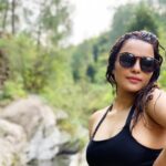 Chitrashi Rawat Instagram - Reaching to this water stream was so worth it .. had to trek down the steep valley for about 2.5 kilometres 🌻 . . #chitstravels