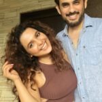 Chitrashi Rawat Instagram - House keeping ka judgement Na lag jaye kahin.. kya aap ne aisa kiya hai ? 😅 . . #chittybytes #chitrashirawat #druchi #couplecomedy #relatablecontent #relatablereels #hotelreels