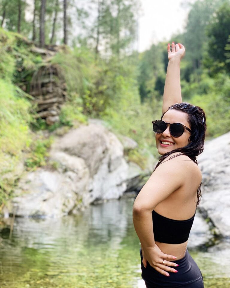Chitrashi Rawat Instagram - Reaching to this water stream was so worth it .. had to trek down the steep valley for about 2.5 kilometres 🌻 . . #chitstravels