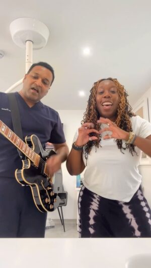 Chizzy Akudolu Instagram - @drprakashpromod 
His dentistry improves my teeth and his singing nourishes my soul 🦷 ❤️ 

@albancitydental @drprakashpromod 
#tunesandteeth 
#thesingingdentist