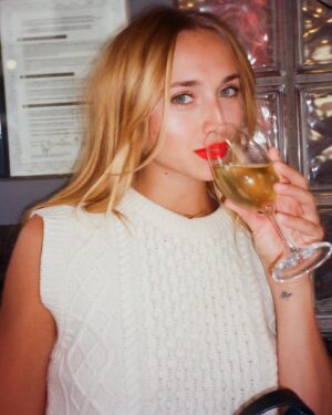 Chloé Jouannet Instagram - Merci pour vos messages🌹✨ 
(Actuellement je ressemble plus à la 2)