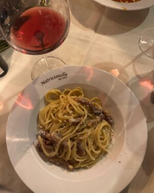 Chloé Jouannet Instagram - “Pour votre santé, évitez de manger trop gras, trop sucré, trop salé” 
Me : the last pic 🍝