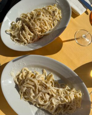 Chloé Jouannet Instagram - “Pour votre santé, évitez de manger trop gras, trop sucré, trop salé” 
Me : the last pic 🍝