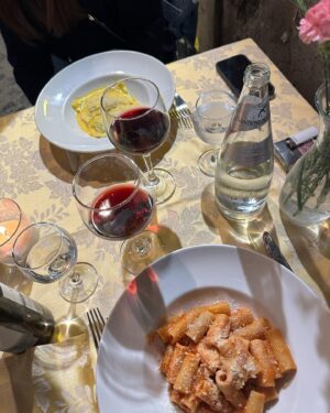 Chloé Jouannet Instagram - “Pour votre santé, évitez de manger trop gras, trop sucré, trop salé” 
Me : the last pic 🍝