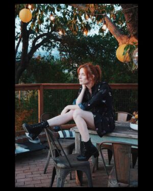 Chloe Dykstra Instagram - I have (vaxxed) friends over and they’re making pasta and we all impromptu-ly took fun photos of each other. Happy weekend, do fun things
⁣
📸: @trilobitewhatever⁣
Emotional support: @kenzyjennings