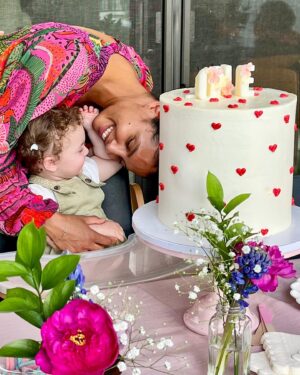 Chloé Mortaud Instagram - About yesterday: Did someone say « birthday girl » ? 
1 an pour mon petit cookie. Ça passe tellement vite…

PS: vous reconnaissez le gâteau ? Je l’avais mis en inspiration story il y’a 1 mois. 

#birthday #oneyearold