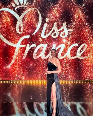 Chloé Mortaud Instagram - Tellement contente d’avoir pu faire découvrir et partager ce moment avec mon mari @mr_dean_neiger ! Heureuse d’avoir retrouver mes « sœurs », cette belle famille @missfranceoff , cette équipe extraordinaire. 
Un bel hommage à notre chère Genevieve 🤍
Que d’émotions… un beau moment
Bravo à notre nouvelle Miss France @evegillesoff 

Merci à @bijouxburma pour ces magnifiques bijoux ! ✨

Direction Los Angeles dans quelques heures