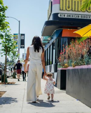 Chloé Mortaud Instagram - Promenade sur Melrose. 
🌴Si vous êtes de passage à L.A je vous conseille d’aller flâner sur Melrose ave. Entre boutiques, bar et restaurants vous avez le choix.
Mes spots favoris: 
- restaurant @zinque weho
- cafe @vervecoffee 
- restaurant @cecconisrestaurants 
- la boutique @acnestudios 
- la boutique @rtabrand 
- l’incontournable @urthcaffe à déguster sur le rooftop de restoration hardware (juste en face) 
- la boutique @glossier (qui est juste magnifique) 
- l’arrêt obligatoire au @therealreal (la boutique luxe de second main) 
- le fameux mur rose (influenceur) de Paul Smith 
- la boutique @reformation 

(Après je vous conseille de prendre la voiture ou si vous êtes courageux à pied d’aller du côté West de Melrose Ave)

- le famous « Melrose trading post » un « marché aux puces » qui a lieu chaque Dimanche sur le campus du Lycee de Melrose.
- pour les fans de vintage/second mains (Buffalo exchange, crossroads, ou encore wasteland sont des incontournables) 
- le restaurant @spartina.la 

Et la liste est encore très longue.
Bref vous l’aurez compris il y’a de quoi faire ! 
Bonne visite 

#losangeles #whatodoinla #losangelesfood #melroseavenue #frenchexpat #visitlosangeles @visitcalifornia 

📸 @lulukrml