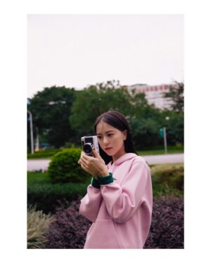 Chloe Xiang Instagram - @lacoste ✨🐊💭💕

你說你想逃離現實，到遠方去，我說我們先找一塊野地，對坐著安靜，像古老的雕像慢慢被忘記，手機鈴聲不再響起，這是最好的證明，這個時候我願意，和你一起，慢慢變成灰燼。

#我忍不住一直押韻