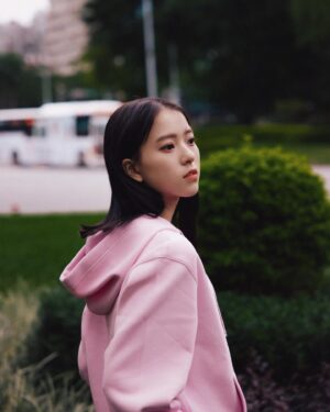 Chloe Xiang Instagram - @lacoste ✨🐊💭💕

你說你想逃離現實，到遠方去，我說我們先找一塊野地，對坐著安靜，像古老的雕像慢慢被忘記，手機鈴聲不再響起，這是最好的證明，這個時候我願意，和你一起，慢慢變成灰燼。

#我忍不住一直押韻