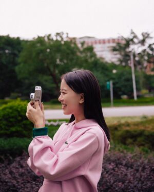 Chloe Xiang Instagram - @lacoste ✨🐊💭💕

你說你想逃離現實，到遠方去，我說我們先找一塊野地，對坐著安靜，像古老的雕像慢慢被忘記，手機鈴聲不再響起，這是最好的證明，這個時候我願意，和你一起，慢慢變成灰燼。

#我忍不住一直押韻