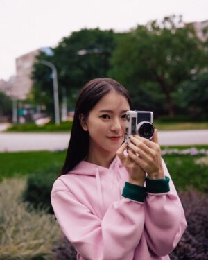 Chloe Xiang Instagram - @lacoste ✨🐊💭💕

你說你想逃離現實，到遠方去，我說我們先找一塊野地，對坐著安靜，像古老的雕像慢慢被忘記，手機鈴聲不再響起，這是最好的證明，這個時候我願意，和你一起，慢慢變成灰燼。

#我忍不住一直押韻