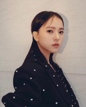 Chloe Xiang Instagram - 《查無此心》 @the_abandoned_movie 
• 金馬影展 @goldenhorsefilmfestival 首映✨

上週六參加金馬影展的映後，好久沒有出現在電影的世界裡，覺得有點害羞又有點感動，知道自己哪裡還可以再更好，於是就不再那麼害怕了，對戲裡的角色說，也對自己說。

疫情後特別珍惜能在電影院裡的時光，能在影廳裡和大家一起笑出聲，同時倒抽一口氣，每一刻的共感對我來說都是無可取代的現場版彩蛋，真的好喜歡在戲院看電影。

最後非常感謝劇組幕前幕後的夥伴們，也謝謝來到影院一起看電影的朋友們，查無此心，我們明年再見！

Outfit @michaelkors
Hairstylist @paulinehairflux 
Makeup @backstagealbee
Stylist @kwenkwenyu 
Photographer @zhutor