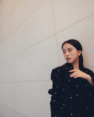 Chloe Xiang Instagram - 《查無此心》 @the_abandoned_movie 
• 金馬影展 @goldenhorsefilmfestival 首映✨

上週六參加金馬影展的映後，好久沒有出現在電影的世界裡，覺得有點害羞又有點感動，知道自己哪裡還可以再更好，於是就不再那麼害怕了，對戲裡的角色說，也對自己說。

疫情後特別珍惜能在電影院裡的時光，能在影廳裡和大家一起笑出聲，同時倒抽一口氣，每一刻的共感對我來說都是無可取代的現場版彩蛋，真的好喜歡在戲院看電影。

最後非常感謝劇組幕前幕後的夥伴們，也謝謝來到影院一起看電影的朋友們，查無此心，我們明年再見！

Outfit @michaelkors
Hairstylist @paulinehairflux 
Makeup @backstagealbee
Stylist @kwenkwenyu 
Photographer @zhutor