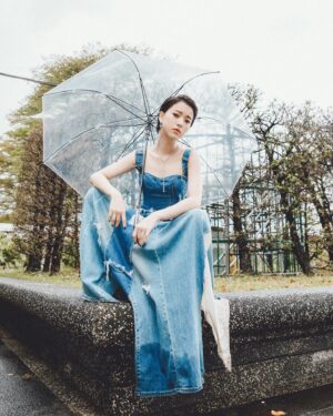 Chloe Xiang Instagram - JENN LEE SS23 〈Love Is The Answer 〉

好喜歡 @jennlee_official 詮釋愛與女性力量的獨特視角，第一次在臺北玫瑰園看秀，迎面而來的每個靈魂都自由地在雨中綻放屬於自己的龐克精神，當我們開始意識自己與身體的關係，便會發現愛可以穿越一切限制，雖然天空飄著雨，但內心有滿滿的彩虹。🥰✨

@jennlee_official @tpe.fashionweek 
@jennleelover 🌈❤️‍🔥💃🏻
-
Hairstylist @paulinehairflux 
Makeup @backstagealbee
Photographer @autumnscope
