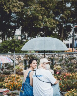 Chloe Xiang Instagram - JENN LEE SS23 〈Love Is The Answer 〉

好喜歡 @jennlee_official 詮釋愛與女性力量的獨特視角，第一次在臺北玫瑰園看秀，迎面而來的每個靈魂都自由地在雨中綻放屬於自己的龐克精神，當我們開始意識自己與身體的關係，便會發現愛可以穿越一切限制，雖然天空飄著雨，但內心有滿滿的彩虹。🥰✨

@jennlee_official @tpe.fashionweek 
@jennleelover 🌈❤️‍🔥💃🏻
-
Hairstylist @paulinehairflux 
Makeup @backstagealbee
Photographer @autumnscope